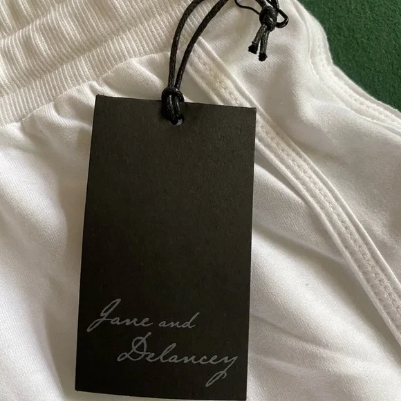 Jane and Delancey womens drawstring elastic waist shorts. Size L - Picture 5 of 7